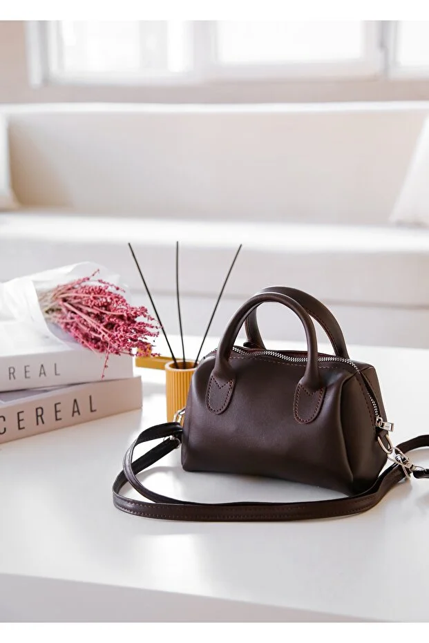 Koyu Kahverengi Suni Deri Tek Bölmeli Fermuarlı Ayarlanabilir Askılı El Kolve Omuz Çantası